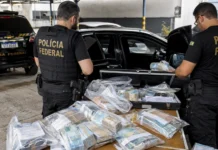PF apreende R$ 2 milhões em investigação de lavagem de capitais em Porto Velho Agentes da Polícia Federal conferem R$ 2 milhões apreendidos em um veículo durante investigação em Porto Velho.