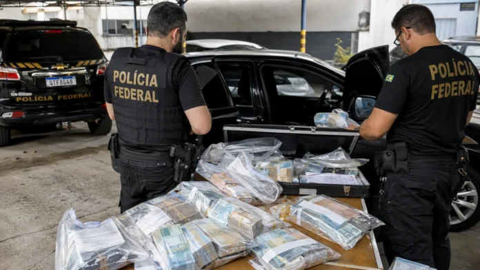 Agentes da Polícia Federal conferem R$ 2 milhões apreendidos em um veículo durante investigação em Porto Velho.