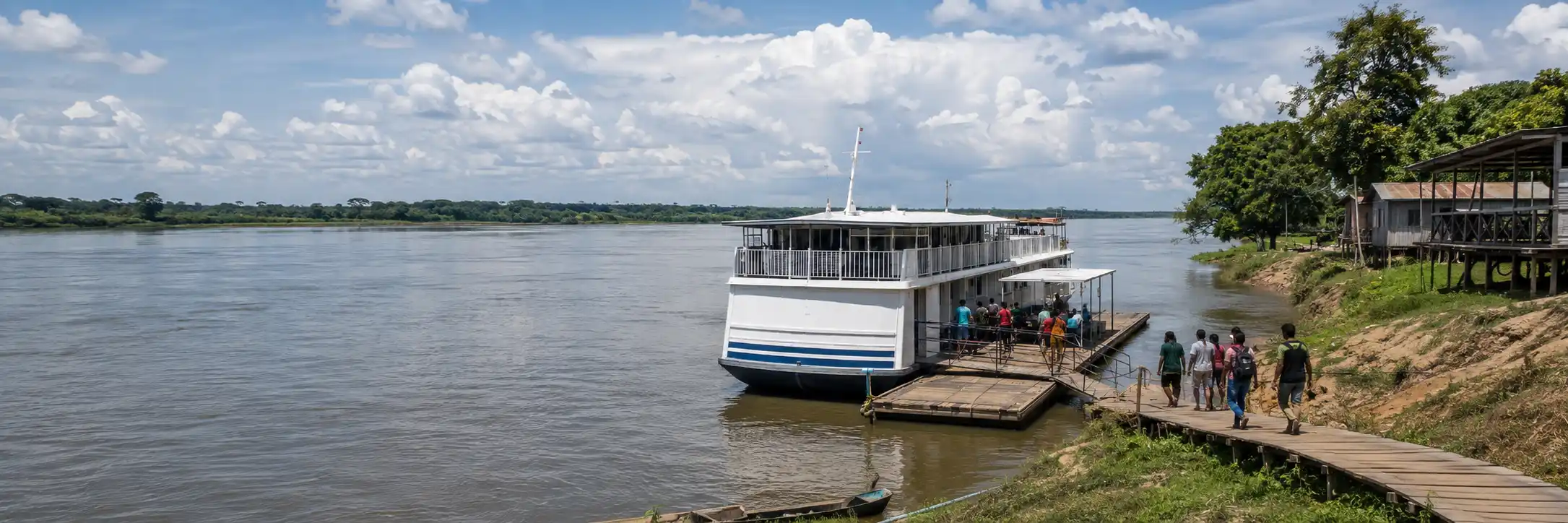 Embarcação do PREVBarco em Rondônia ancorada em Costa Marques com moradores seguindo para atendimento.