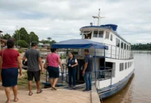 PREVBarco inicia atendimento do INSS em Costa Marques Moradores chegam a uma embarcação do PREVBarco em Rondônia para atendimento em Costa Marques.