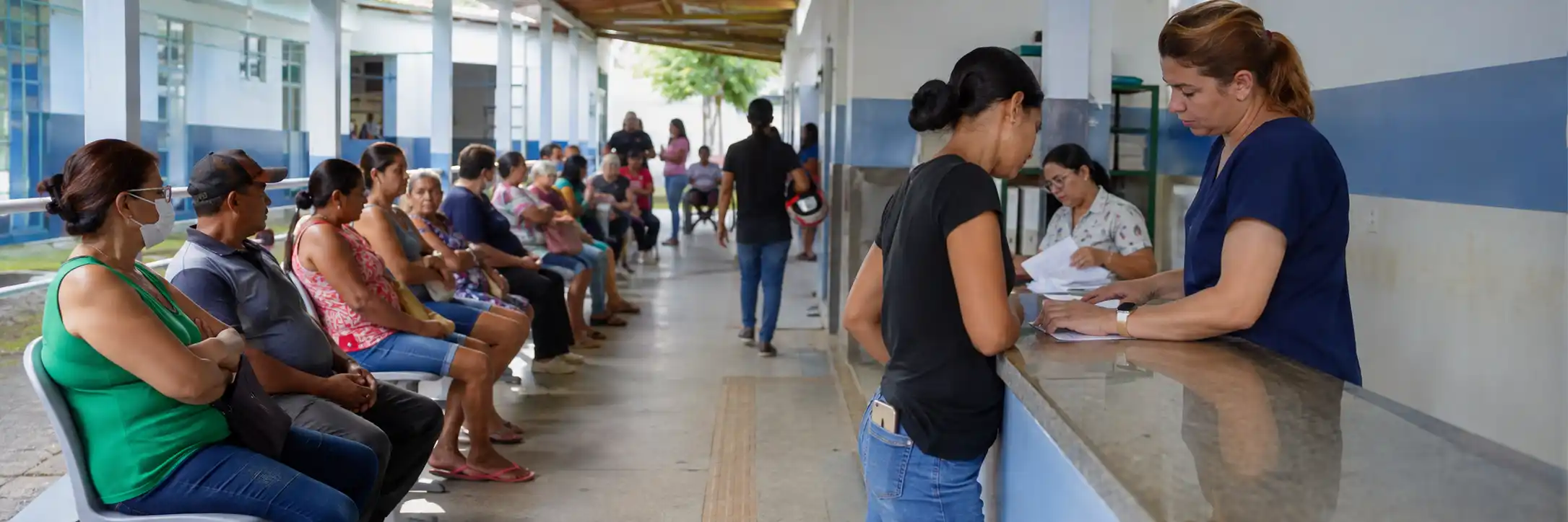 Pacientes aguardam atendimento em unidade de saúde pública durante ação no bairro Nacional, em Porto Velho.