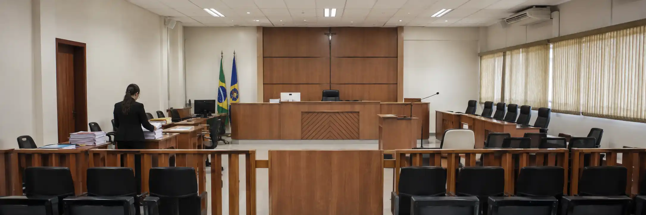 Plenário judicial preparado para sessão do Tribunal do Júri na Comarca de Nova Mamoré.