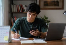 Prazo para complementar inscrição no Fies termina hoje Estudante consulta o celular durante o prazo do Fies que termina hoje.