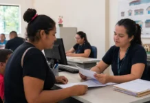 Guajará-Mirim abre pré-inscrições para 90 moradias populares Mulher recebe orientação sobre o Minha Casa Minha Vida em Guajará-Mirim.