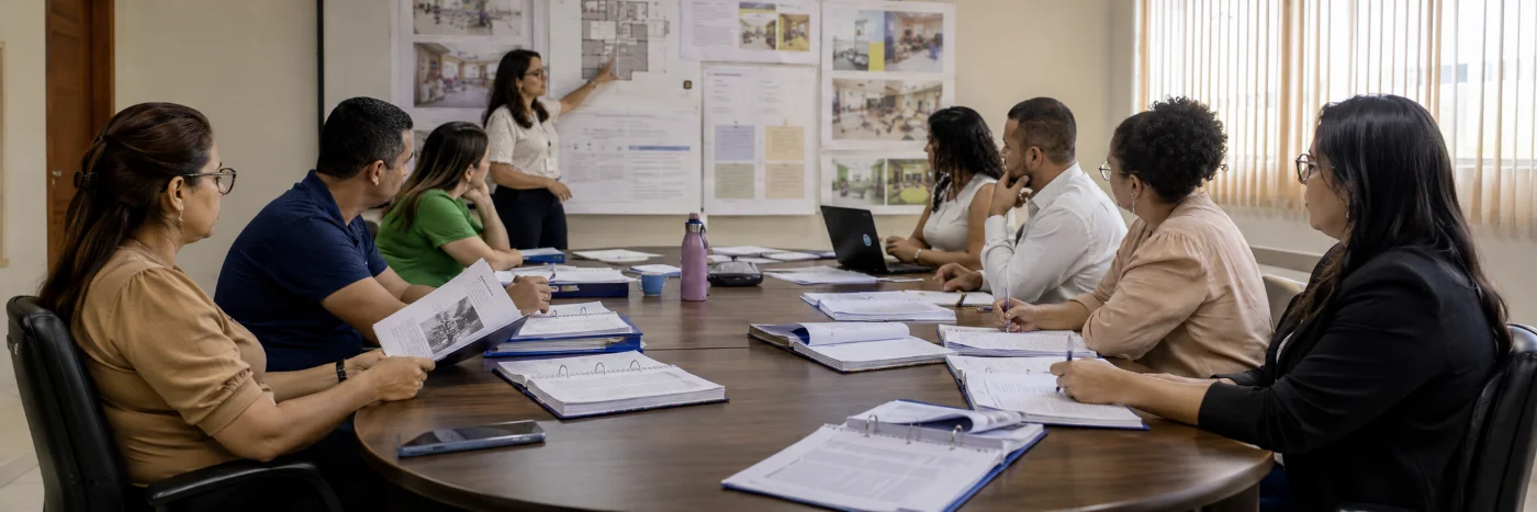 Capacitação de equipes para a Casa Aurora em sala de reunião em Porto Velho