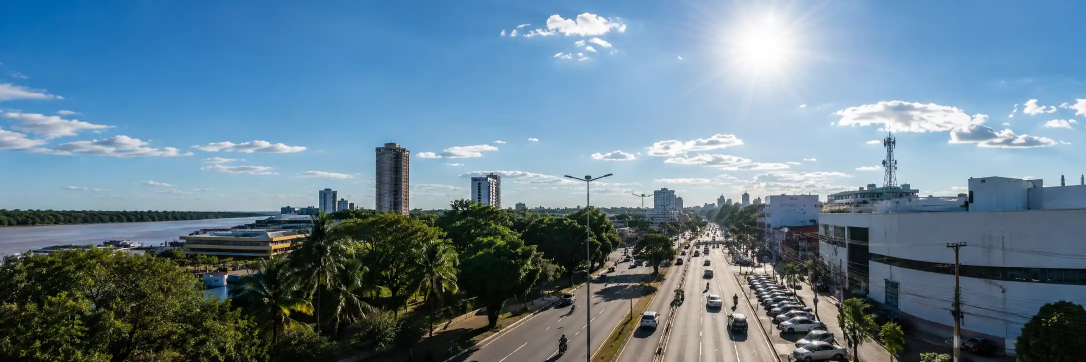Panorama urbano de Porto Velho sob céu aberto em dia de sol forte.