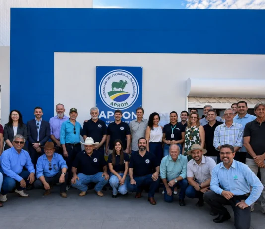 APRON inaugura primeira sede em Porto Velho Grupo reunido em frente à primeira sede da APRON em Porto Velho.