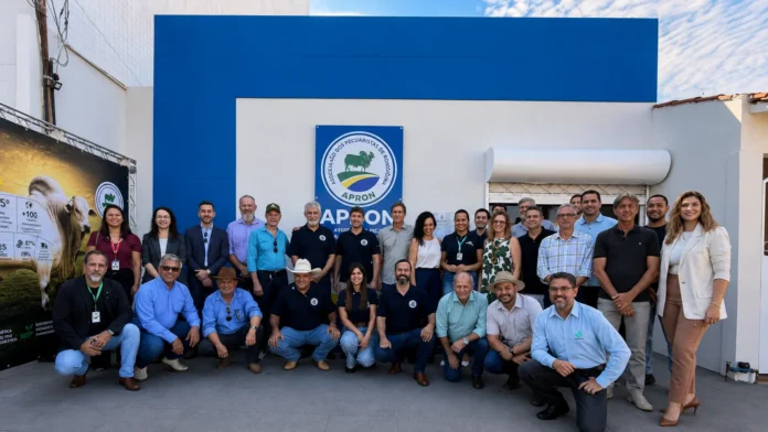 Grupo reunido em frente à primeira sede da APRON em Porto Velho.