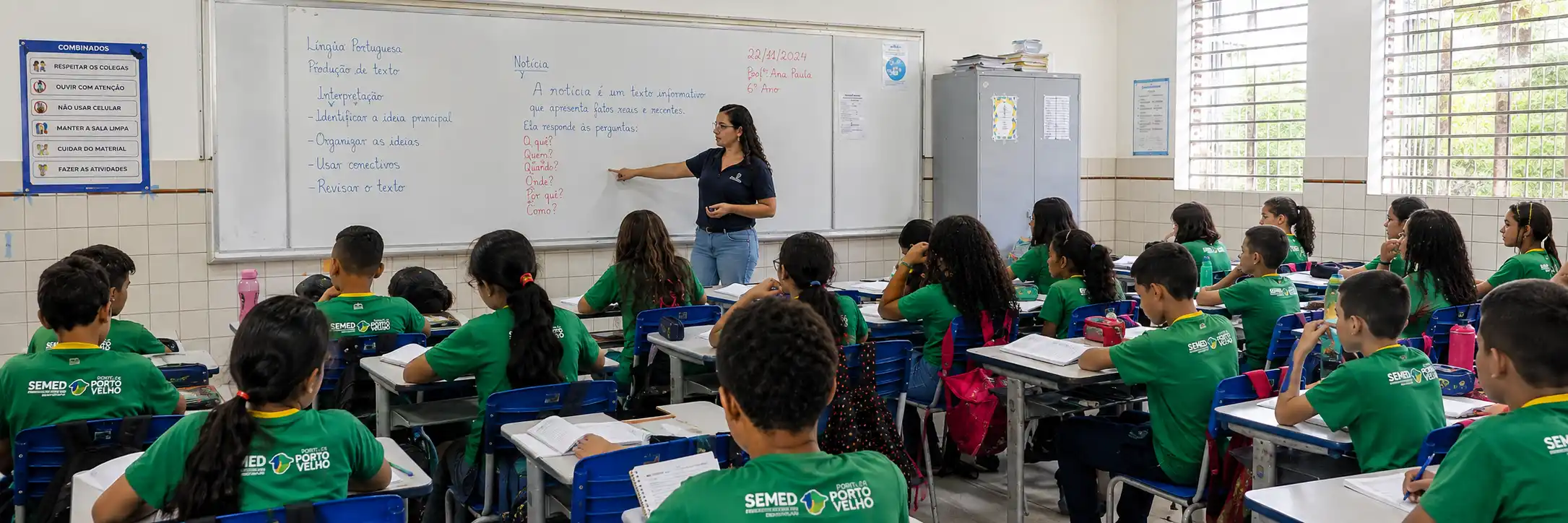 Professora conduz aula diante de estudantes da rede municipal de Porto Velho.