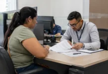 Programa Meu Sonho convoca 10 mil candidatos para análise financeira Candidata consulta documentos para etapa do Programa Meu Sonho em Porto Velho