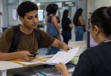 Candidatos do Prouni 2026 têm até sexta-feira para comprovar informações Candidato do Prouni 2026 entrega documentos para comprovação das informações da segunda chamada.