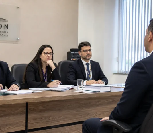 Concurso de cartórios reúne 98 candidatos na prova oral em Rondônia Candidato participa da prova oral do concurso de cartórios diante de banca examinadora na Emeron, em Rondônia.