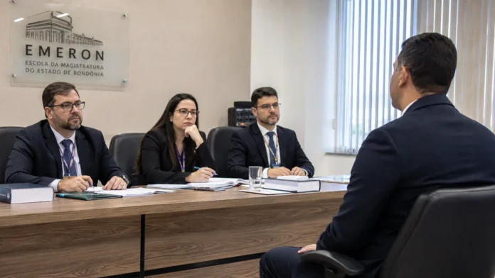 Candidato participa da prova oral do concurso de cartórios diante de banca examinadora na Emeron, em Rondônia.