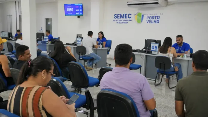 Contribuintes aguardam atendimento para negociar débitos pelo Refis 2026 em Porto Velho.