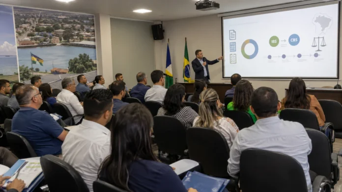 Orientação sobre reforma tributária em Guajará-Mirim durante encontro com empresários