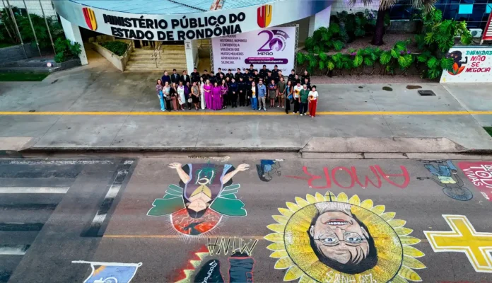 Rua das Penhas reúne intervenção artística, participantes e pinturas contra a violência às mulheres em Porto Velho.