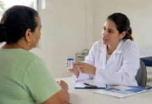 SUS adota teste de fezes para rastrear câncer de intestino Profissional de saúde orienta paciente sobre exame de fezes usado no rastreamento de câncer de intestino pelo SUS
