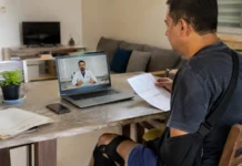 Ji-Paraná inicia teleconsultas de ortopedia para pacientes agendados Paciente participa de consulta médica por videochamada em atendimento de ortopedia em Ji-Paraná