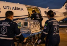 TJRO mantém condenação de plano por negar UTI aérea a bebê Equipe aeromédica prepara equipamentos de UTI aérea diante de uma aeronave para transporte médico.