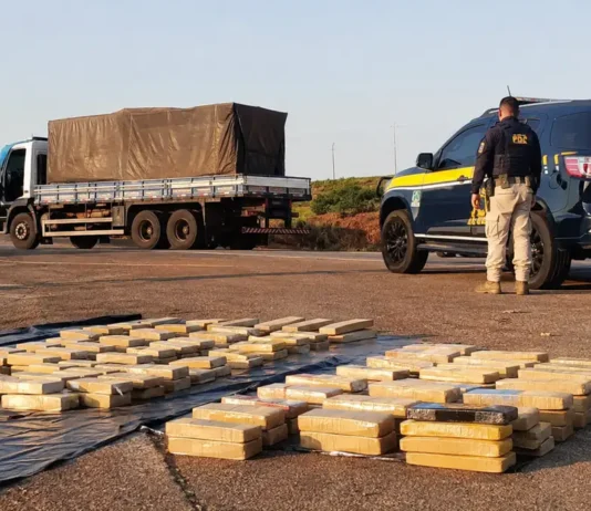 PRF apreende mais de 300 kg de skunk e haxixe em duas ações em Vilhena Apreensão de drogas em Vilhena com carga apreendida, caminhão e viatura da PRF