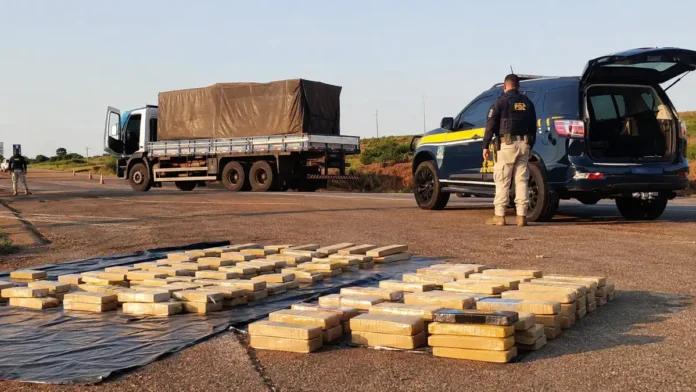 Apreensão de drogas em Vilhena com carga apreendida, caminhão e viatura da PRF