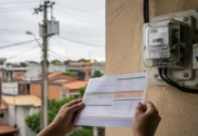 Após redução tarifária, conta de luz em Rondônia seguirá com bandeira amarela em setembro Conta de luz ao lado de medidor residencial ilustra a bandeira amarela em Rondônia