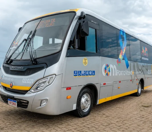 Transporte para TEA e deficiência física tem cadastro online em Porto Velho Ônibus do transporte inclusivo em Porto Velho destinado ao atendimento especializado