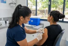 Três unidades de Porto Velho abrem para vacinação neste sábado Profissional realiza vacinação em Porto Velho durante atendimento em unidade de saúde