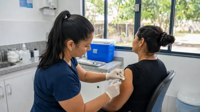 Profissional realiza vacinação em Porto Velho durante atendimento em unidade de saúde