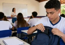 Celular na escola: MPRO cobra regras de particulares em Porto Velho Celular na escola em Porto Velho: estudante guarda aparelho na mochila durante aula