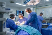 Rondônia amplia atendimento ortopédico em dois hospitais com novo serviço especializado Cirurgias ortopédicas em Rondônia com equipe médica em centro cirúrgico