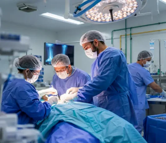 Rondônia amplia atendimento ortopédico em dois hospitais com novo serviço especializado Cirurgias ortopédicas em Rondônia com equipe médica em centro cirúrgico