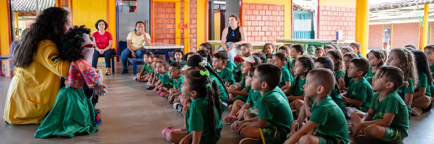 Boneco educativo ensina regras de trânsito a crianças em Porto Velho