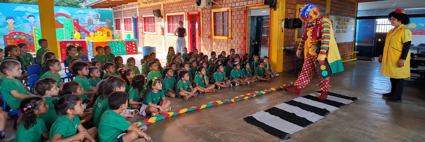 Crianças acompanham demonstração de travessia segura em escola de Porto Velho