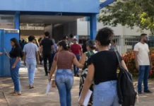 Encceja 2026 será domingo; veja os horários da prova em Rondônia Jovens e adultos chegando a local de prova do Encceja 2026 em Rondônia