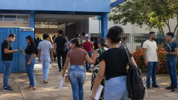 Jovens e adultos chegando a local de prova do Encceja 2026 em Rondônia