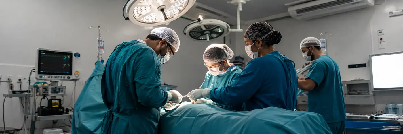 Equipe médica atua em procedimento ortopédico na rede estadual de Rondônia