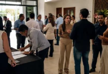 Eventos de arrecadação nas Eleições 2026 exigem aviso prévio e seguem regras para doações Arrecadação eleitoral em evento com adultos reunidos em salão comunitário
