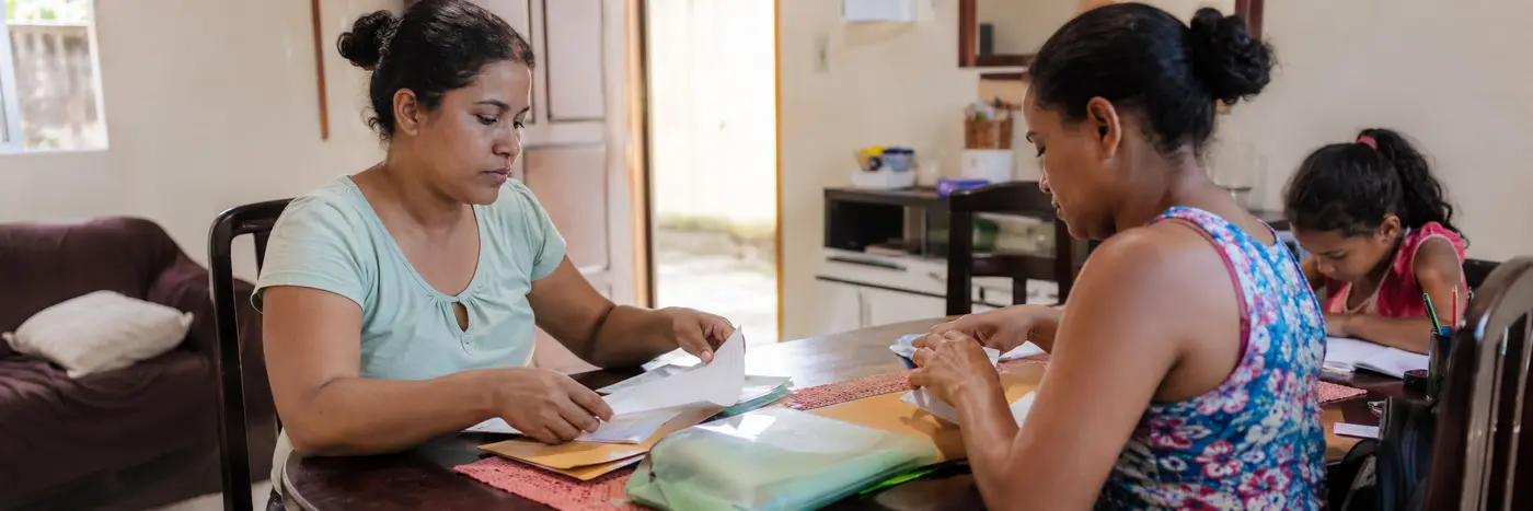 Família organiza documentos para atendimento do CadÚnico em Porto Velho