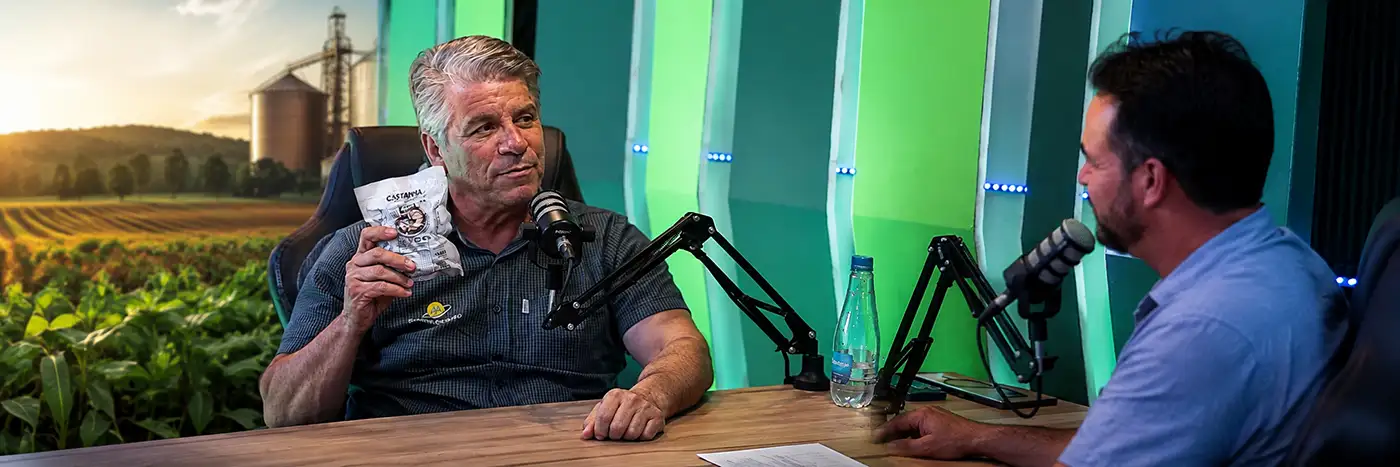 Salatiel Rodrigues apresenta produto de castanha durante entrevista sobre cooperativismo e agregação de valor em Rondônia