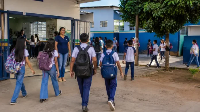 Greve dos professores de Buritis termina e aulas são retomadas na rede municipal