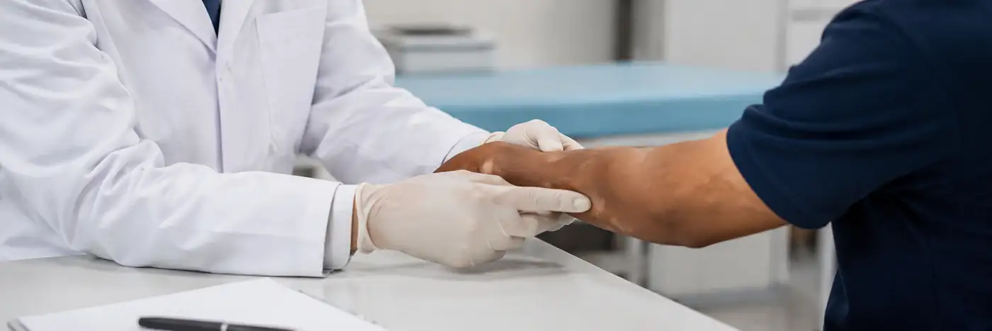 Profissional de saúde realiza avaliação clínica durante atendimento relacionado à hanseníase