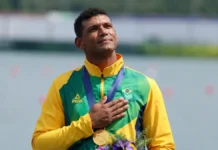 Isaquias Queiroz volta ao topo e conquista ouro no Mundial de Canoagem Representação editorial de canoísta brasileiro com medalha de ouro após conquista no Mundial de Canoagem