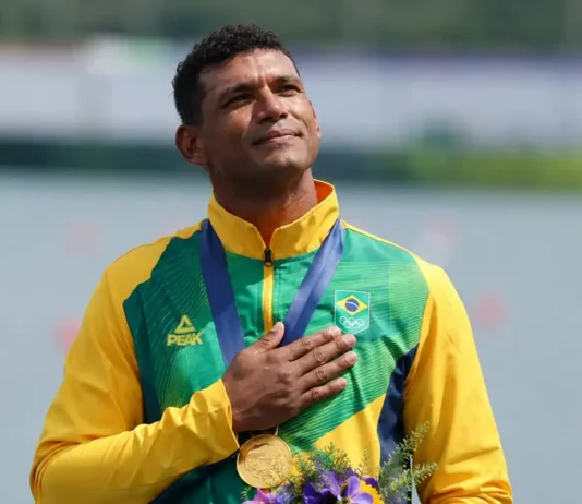 Isaquias Queiroz volta ao topo e conquista ouro no Mundial de Canoagem Representação editorial de canoísta brasileiro com medalha de ouro após conquista no Mundial de Canoagem