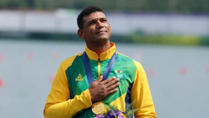 Representação editorial de canoísta brasileiro com medalha de ouro após conquista no Mundial de Canoagem