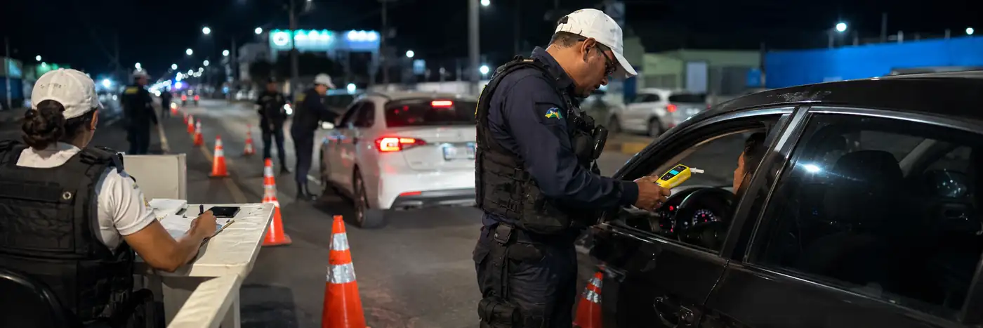 Agente da Operação Lei Seca realiza abordagem a condutor durante fiscalização noturna em Rondônia