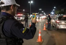 Lei Seca aborda 1.243 condutores em seis municípios de Rondônia Agente da Lei Seca realiza fiscalização noturna durante operação em Rondônia
