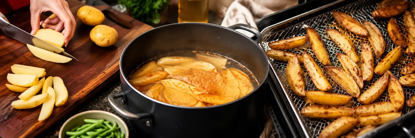 Batatas em gomos preparadas para acompanhar o lombo de peixe com molho de laranja