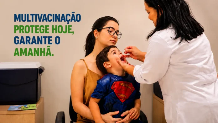 Criança acompanhada pela mãe recebe atendimento de multivacinação em Porto Velho