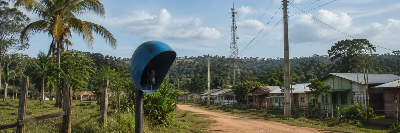 Oi em Rondônia: orelhão, torre e rede de telecomunicações ilustram obrigação ativa de telefonia